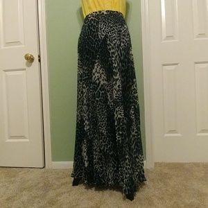 Leopard print midi skirt NWOT